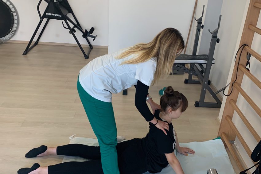 esercizio di posturale per la schiena in palestra a Roma nord