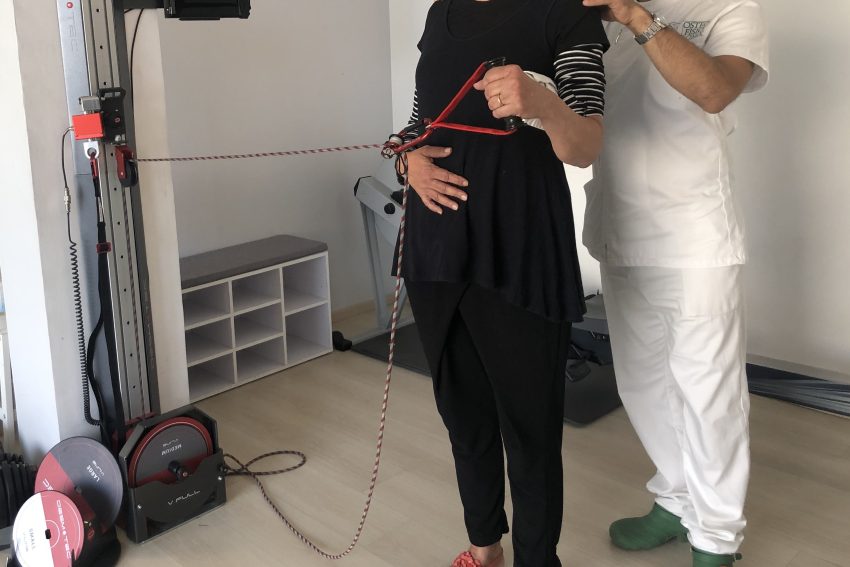 Fisioterapia kinesi Rinforzo spalla con macchinario