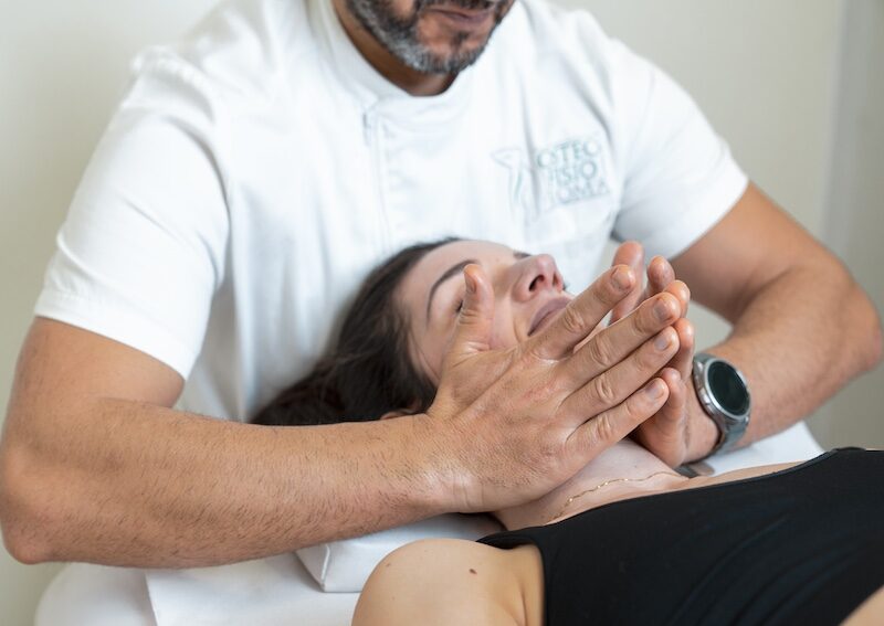 Trattamento di fisioestetica al viso. l'operatore sanitario sta praticando un massaggio al visio della paziente