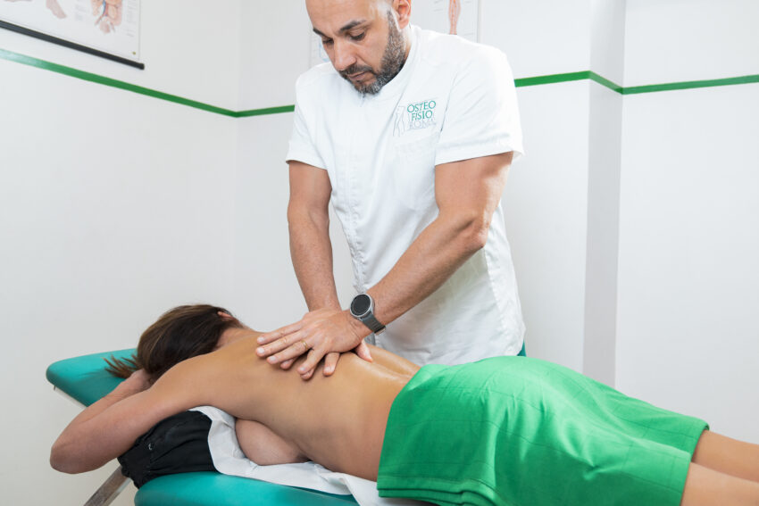 massaggio decontratturante praticato alla schiena della paziente da parte del fisioterapista del centro Osteofisioroma