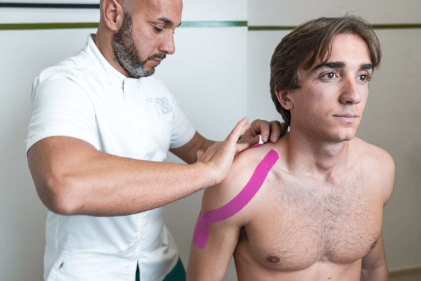 Kinesio Taping alla spalla destra con cerotto kinesiologico a roma nord